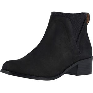 New in box! Vionic Joslyn ankle boot in black women’s US size 6!